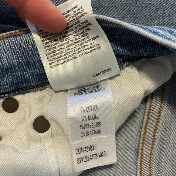 AGOLDE JEANS size 27 (style#A108-1045) raw hem light wash. - Picture 5 of 6